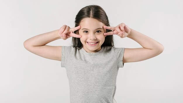 Ragazza adorabile che gioca scimmia in studio