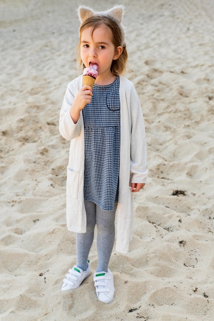 Ragazza adorabile che gode del gelato