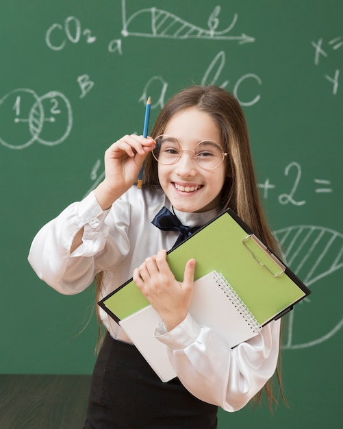 Ragazza adorabile che posa con i vetri