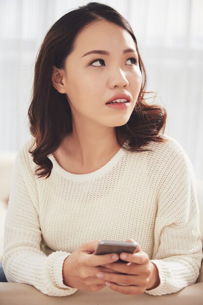 Ragazza adorabile con lo smatphone