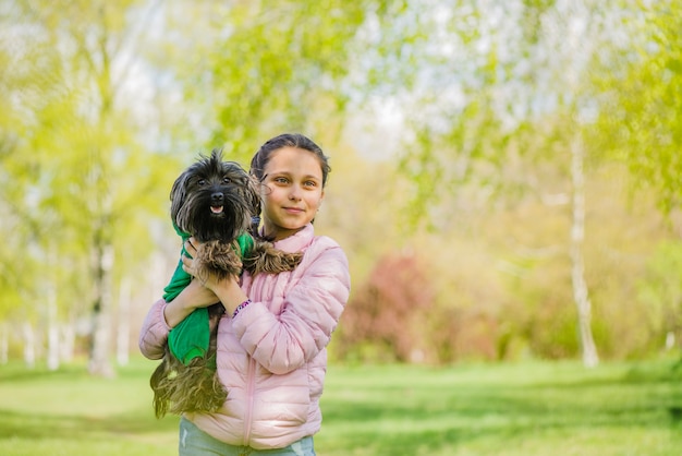 Ragazza adorabile in posa con il suo cane