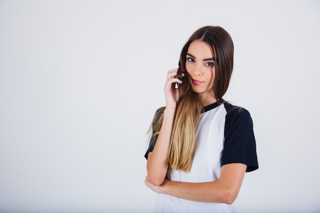 Ragazza adorare i suoi capelli