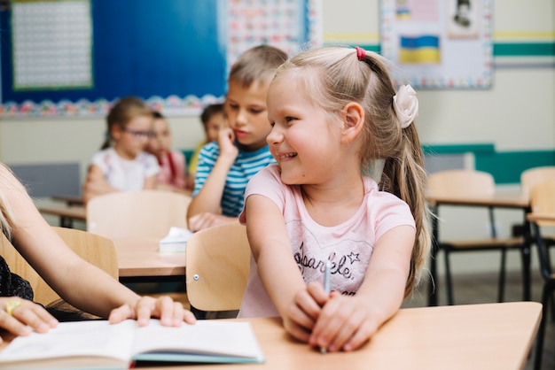 Ragazza affascinante con il compagno di classe a scuola