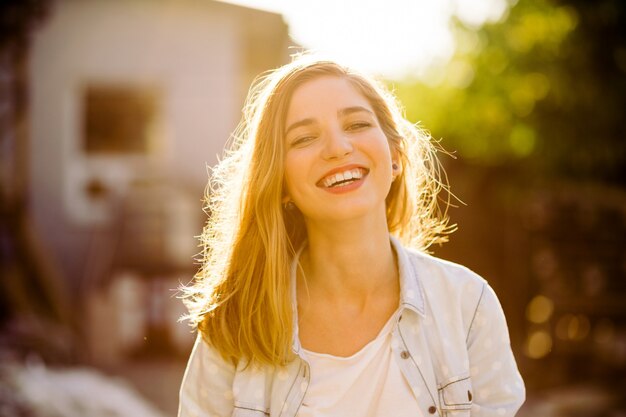 Ragazza affascinante sorridente