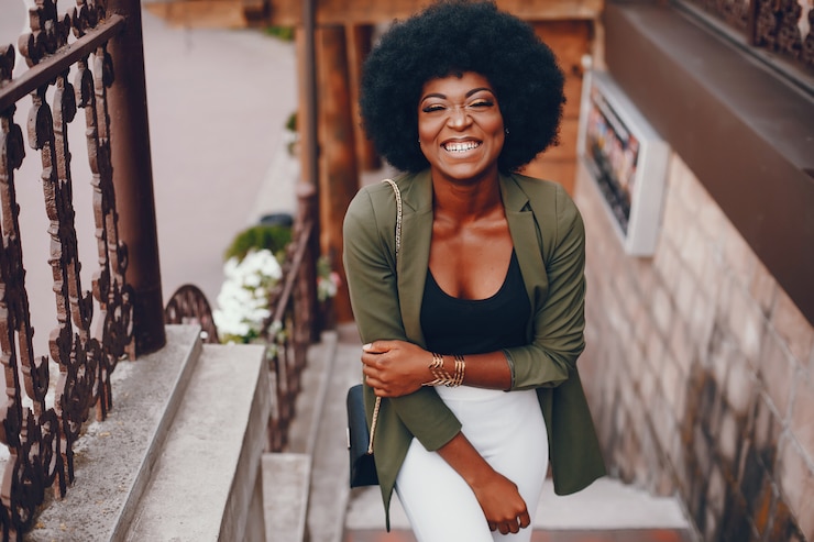 Foto gratuito ragazza africana in una città estiva