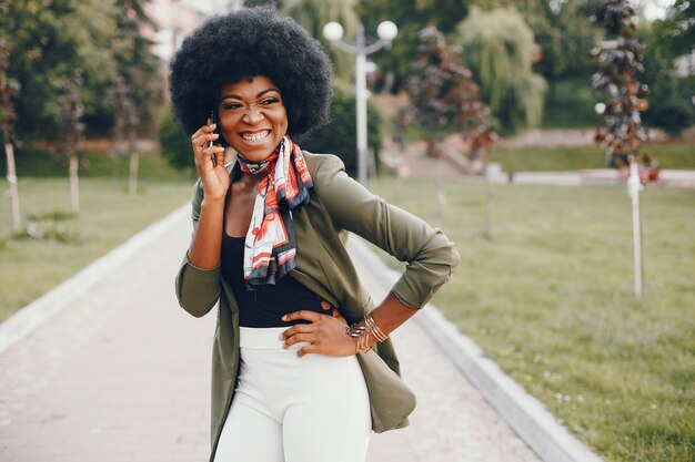 Ragazza africana in una città estiva