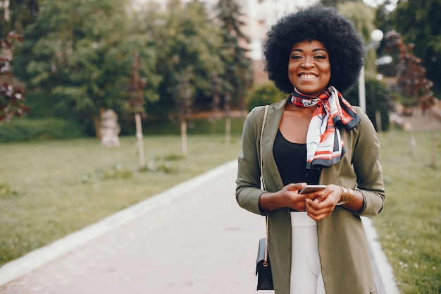 Ragazza africana in una città estiva