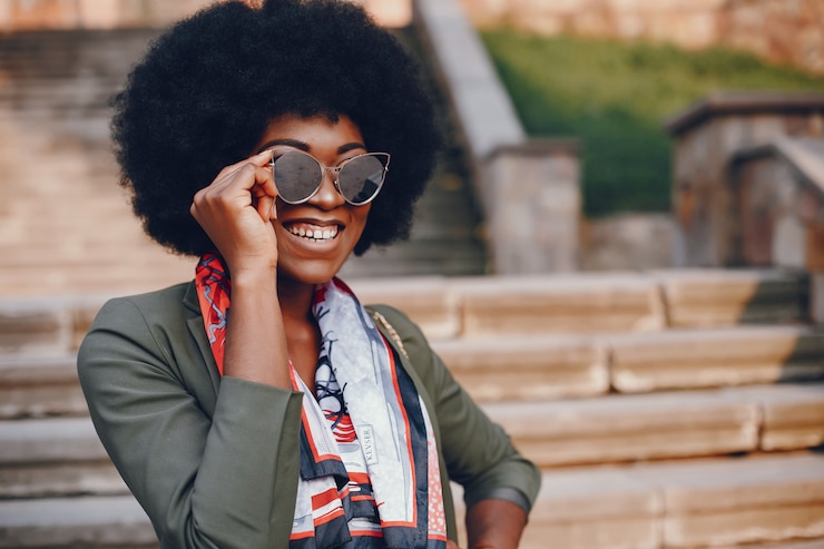 Foto gratuito ragazza africana in una città estiva