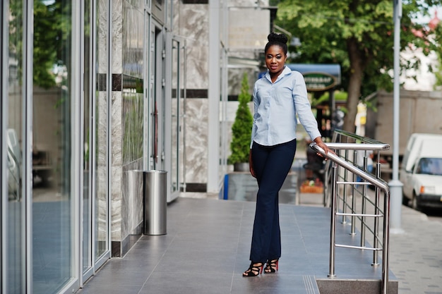 Ragazza afroamericana posata all'aperto di Steets City