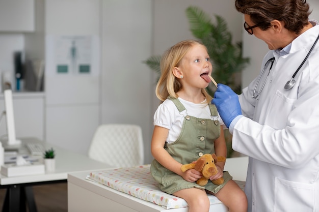 Ragazza all'ufficio del pediatra per un esame fisico