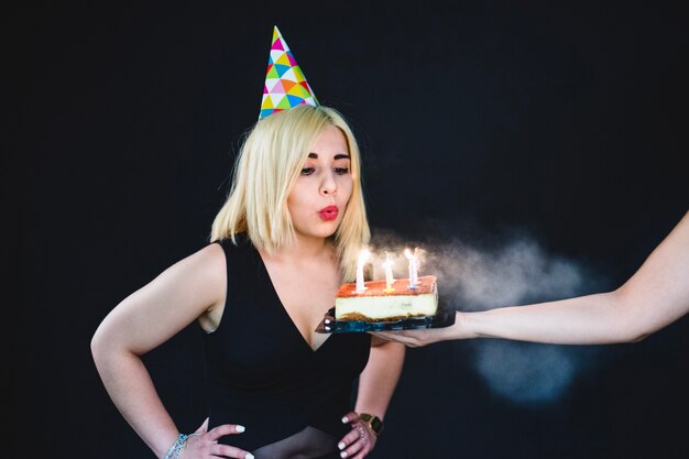 Ragazza alla festa di compleanno con la torta