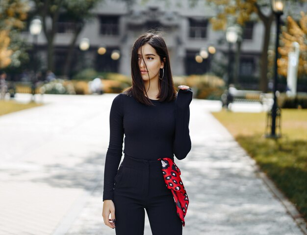 ragazza alla moda che cammina nel campus della sua scuola