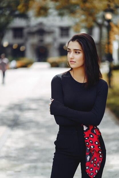 ragazza alla moda che cammina nel campus della sua scuola