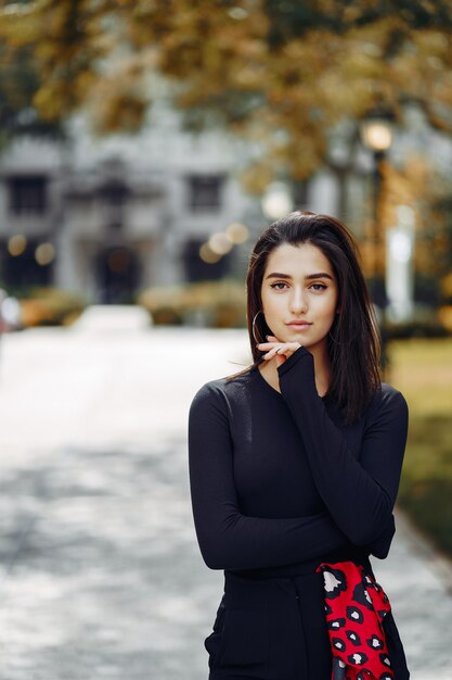 ragazza alla moda che cammina nel campus della sua scuola