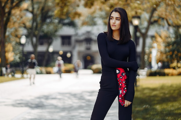 ragazza alla moda che cammina nel campus della sua scuola