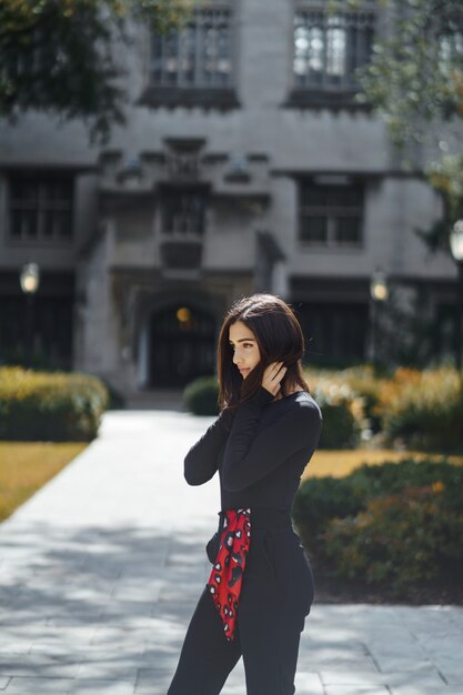 ragazza alla moda che cammina nel campus della sua scuola