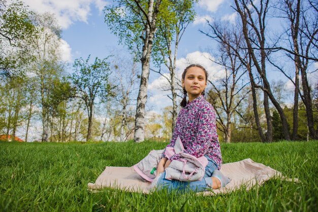 Ragazza alla moda che propone nel parco