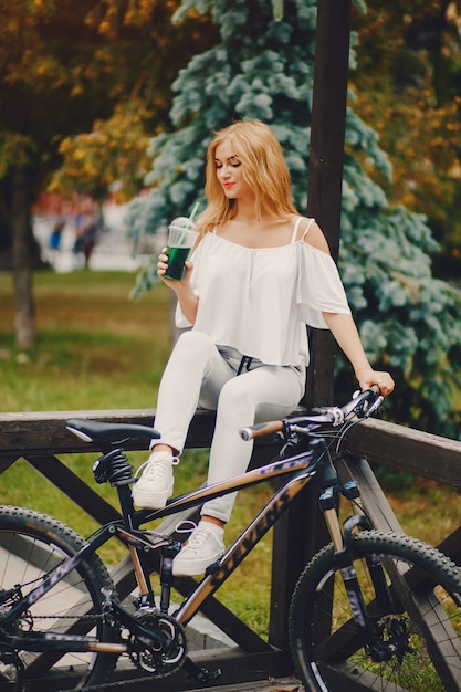 ragazza alla moda con la bicicletta