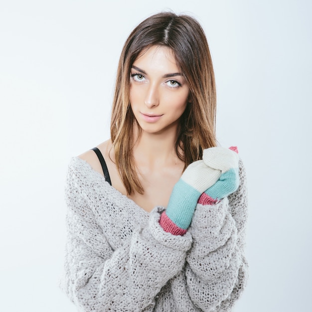 Ragazza alla moda in abiti invernali a maglia