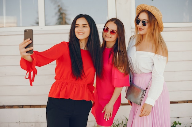 ragazza alla moda in piedi in una città