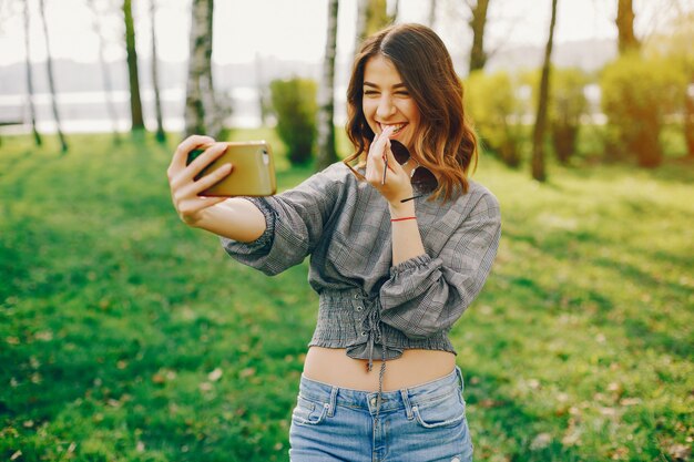 ragazza alla moda in un parco