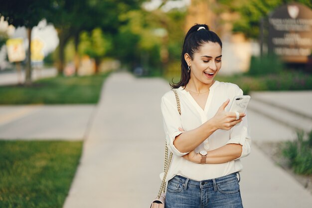 ragazza alla moda in una città