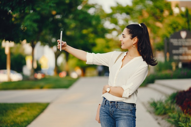 ragazza alla moda in una città