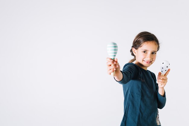 Ragazza allegra con agitatori