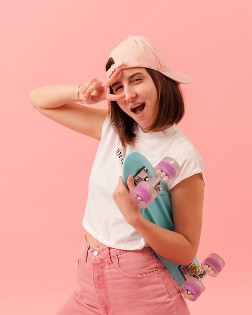 Ragazza allegra con skateboard