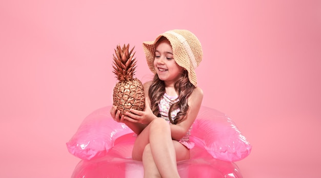 ragazza allegra estate con ananas su sfondo colorato