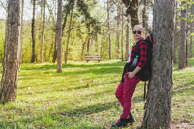 Ragazza appoggiata ad un albero