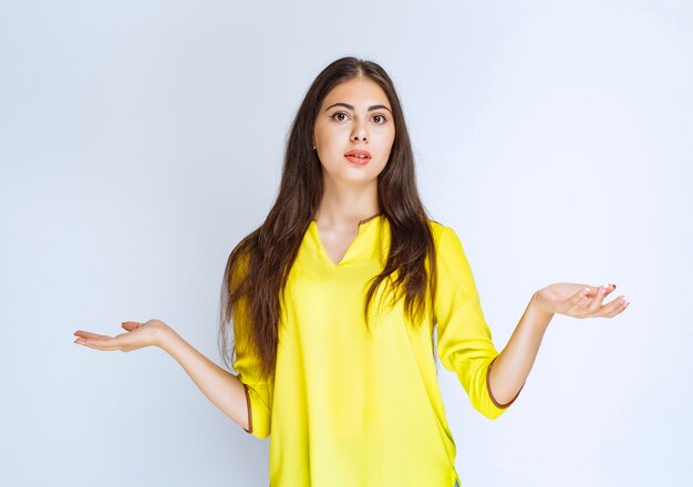 Ragazza aprendo le mani e dando spiegazioni.