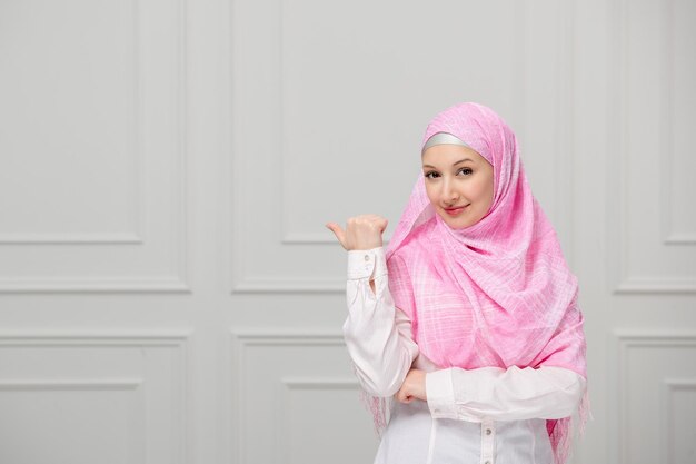 Ragazza araba bella giovane donna musulmana ricoperta di un bellissimo hijab rosa