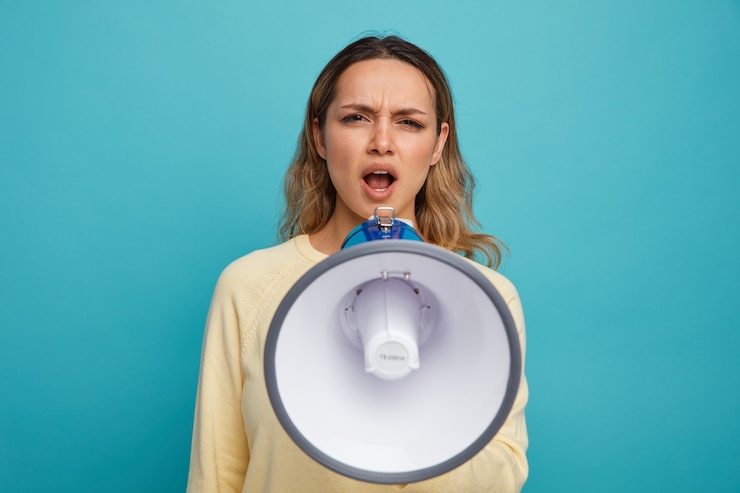 Foto gratuito ragazza arrabbiata che grida in altoparlante