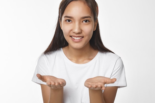 Ragazza asiatica espressiva che propone dell'interno