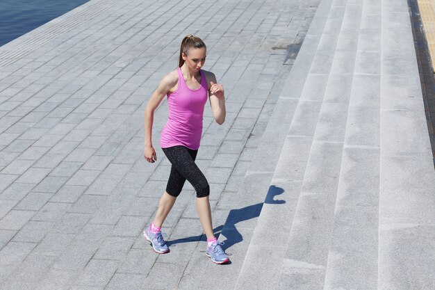 Ragazza attraente che funziona sulla strada