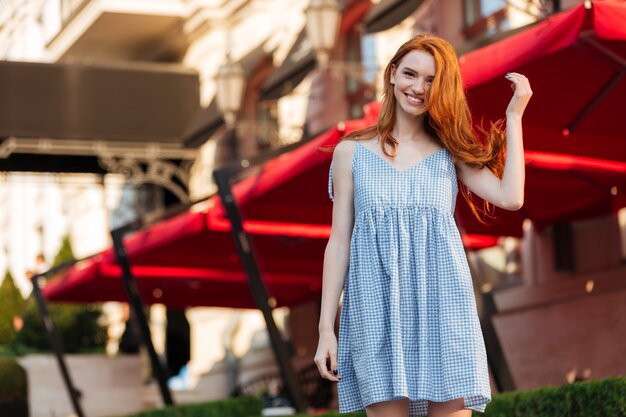 Ragazza attraente che gioca con i suoi capelli