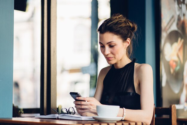 Ragazza attraente che parla al telefono