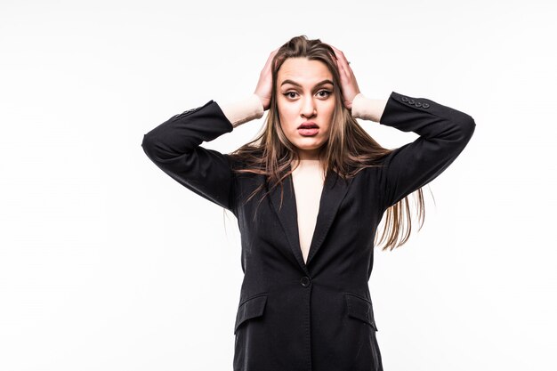 Ragazza attraente che porta suite del vestito nero su un bianco.