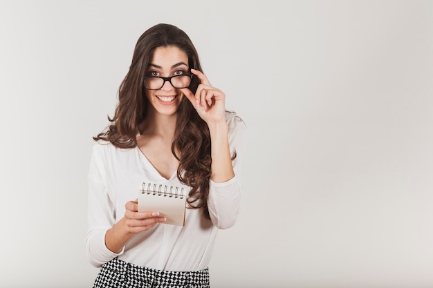 Ragazza attraente che tocca i suoi occhiali