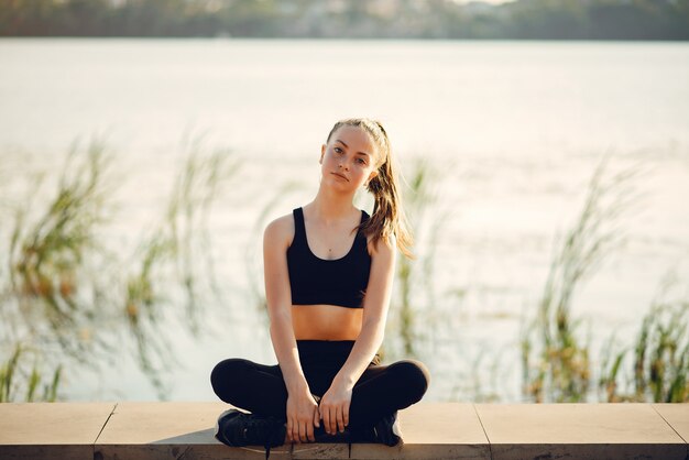 Ragazza bella sport in un parco estivo