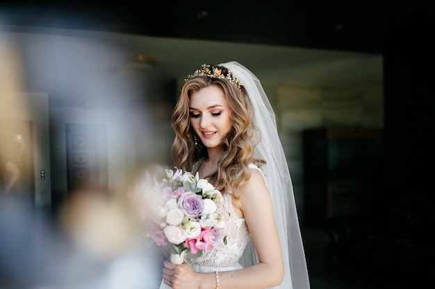 Ragazza bellissima modella in abito bianco. Uomo vestito