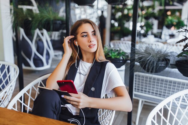 Ragazza bionda alla moda che lavora in ufficio