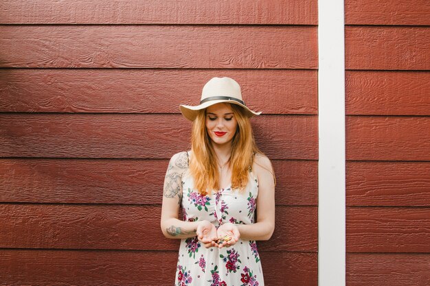 Ragazza bionda azienda confetti