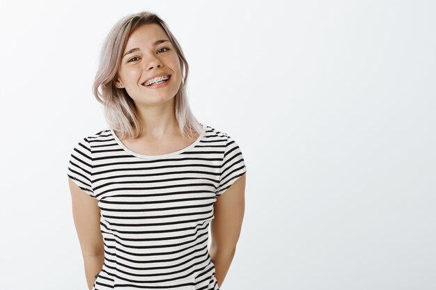 Ragazza bionda carina in posa in studio