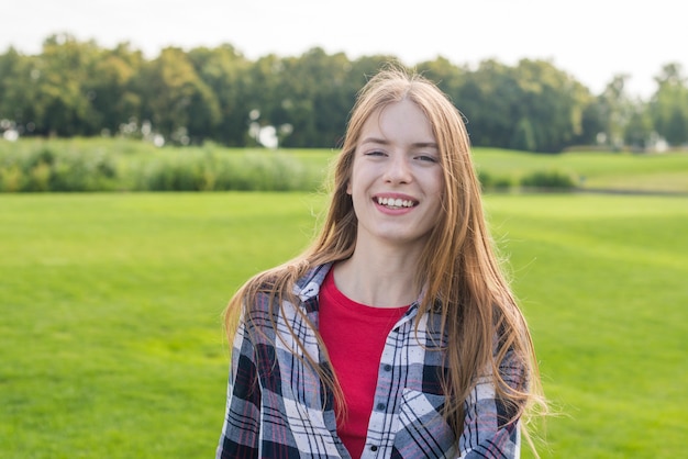 Ragazza bionda che esamina la macchina fotografica