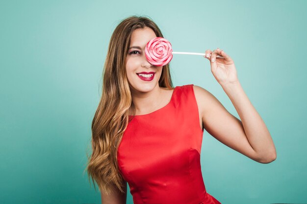 Ragazza bionda che gioca con un lecca-lecca