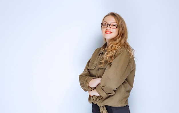 Ragazza bionda che incrocia le braccia e dà pose professionali.