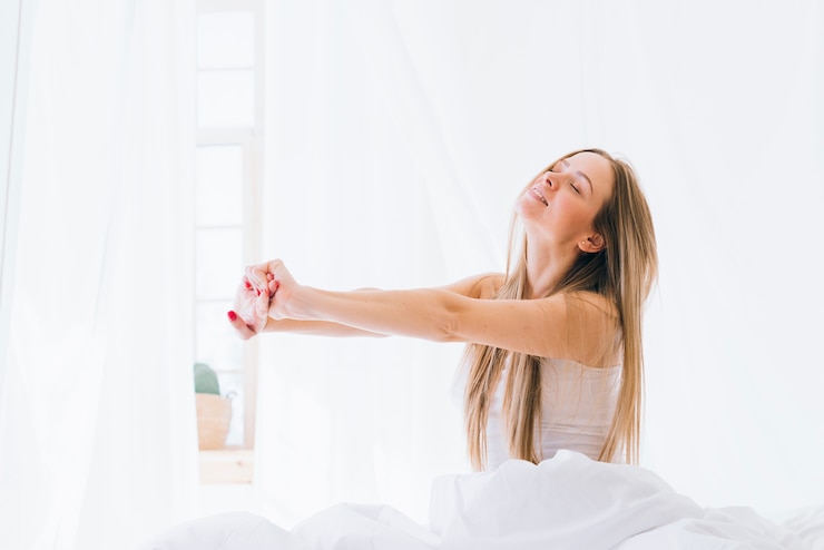 Foto gratuito ragazza bionda che si estende sul letto