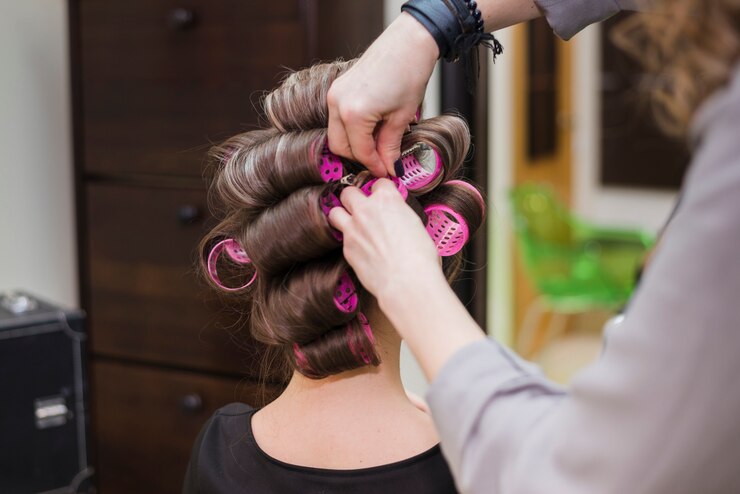 Foto gratuito ragazza bionda che si fa fare i capelli